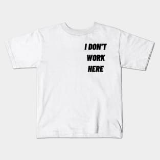 i don't work here Kids T-Shirt